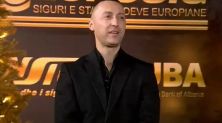 G-Bani kryen me sukses ndërhyrjen kirurgjikale në sy në një nga KLINIAT ME TE MIRA: “Çfarë s’kam hequr” (Video)