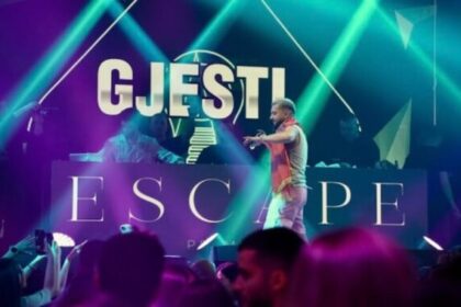 Gjesti e suprizon Eglin në skenë (VIDEO)