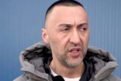 G-Bani sherr banal me një person pas ndërhyrjes në hundë, degradon situata:Të q*fsha...