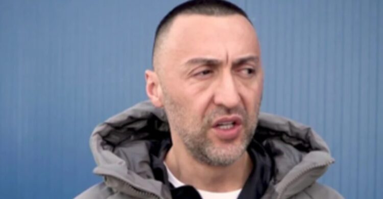 G-Bani sherr banal me një person pas ndërhyrjes në hundë, degradon situata:Të q*fsha...