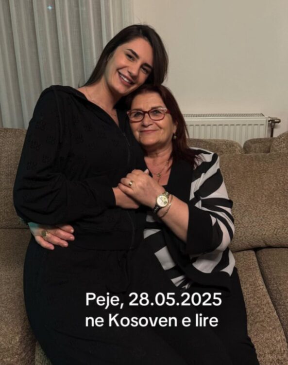 E priti bebe gjatë luftës në Kosovë, gruaja nga Tirana takohet pas 26 vitesh me vajzën nga Peja... (DO QANI NGA cfare shkruan...