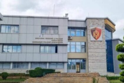 Sulm me thikë në Shqiperi/ 17 vjecari plagosi 49-vjeçarin, POLICIA del me lajmerimin...