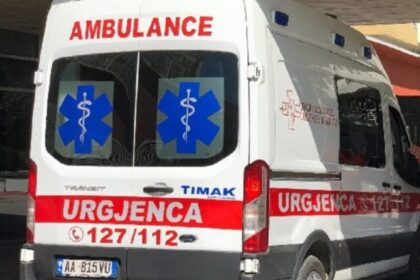 I biri denoncoi në polici zhdukjen e të atit, i moshuari gjendet i pajetë në një kanal va...