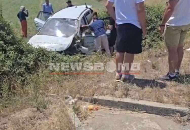 Aksident i frikshëm në vend! taksia përplas dhe nxjerr nga rruga dy persona. (Detaje)