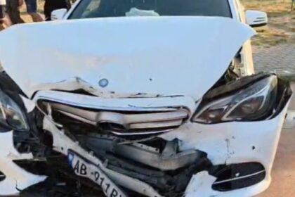 Aksident i rëndë në vend/ Makina përplaset me automjetet e parkuar pranë një këndi lojërash