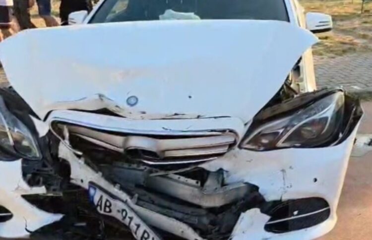 Aksident i rëndë në vend/ Makina përplaset me automjetet e parkuar pranë një këndi lojërash