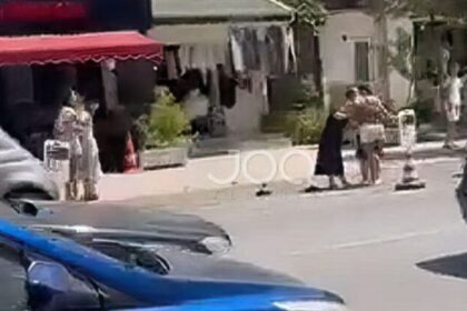 VIDEO/ Plas grushti mes 3 vajzave në Vlorë, kapen për flokësh për një vend parkimi (VIDEO)