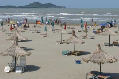 Ngjarje e rëndë në Durrës/ Një person h*mb jetën në det, pushuesit nxjerrin trupin e...