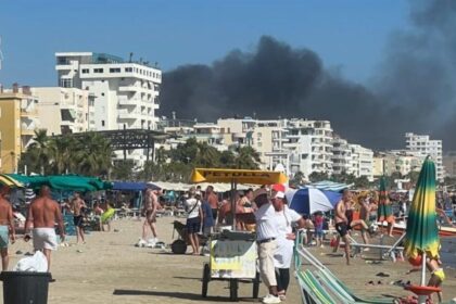 VIDEO/ Panik në Durrës! Zjarr masiv, dëmtohen disa biznese...