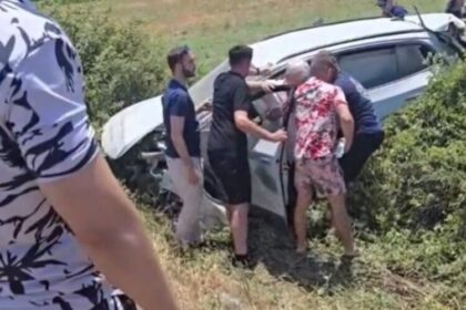 Aksident i frikshëm në vend! taksia përplas dhe nxjerr nga rruga dy persona. (Detaje)