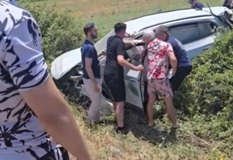 Aksident i frikshëm në vend! taksia përplas dhe nxjerr nga rruga dy persona. (Detaje)