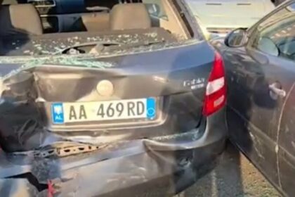 Humbi kontrollin e automjetit, makina përfundon në këndin e lojërave të fëmijëve!
