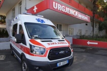 Një tjetër aksident i rëndë në vend: Makina përpIas motorin, 16 vjecari përfundon në spital