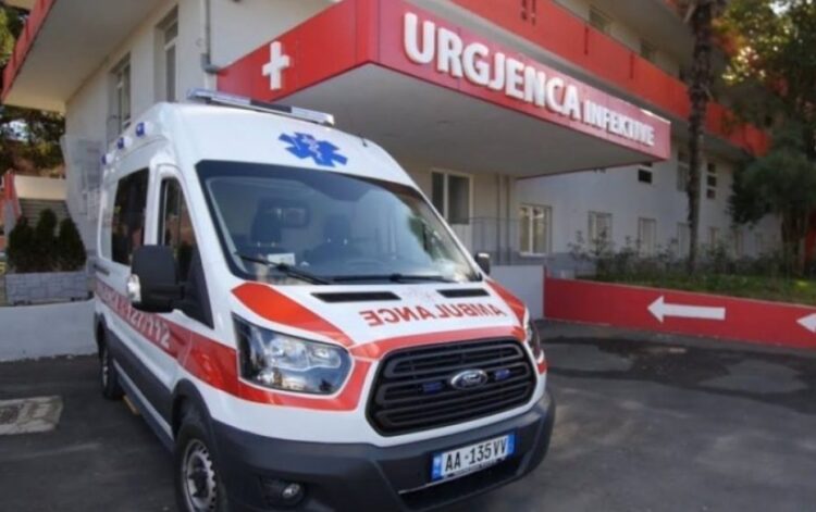 Një tjetër aksident i rëndë në vend: Makina përpIas motorin, 16 vjecari përfundon në spital