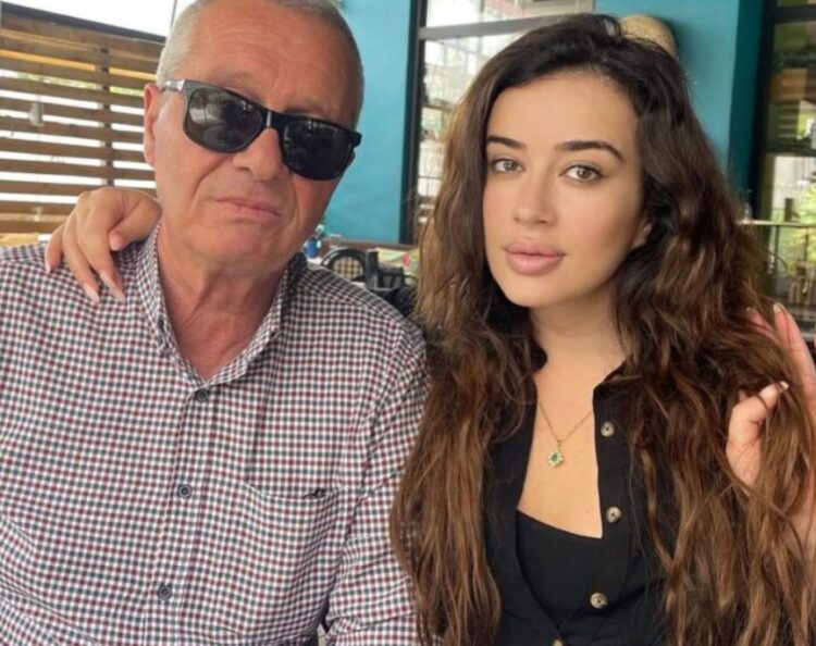 Cfarë trishtimi! Ndahet nga jeta babai i këngëtares se njohur 'Babë! Përqafoje fort…'