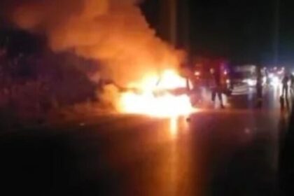 U përplas me furgonin me pasagjerë, merr flakë ‘Benzi’ në aksin Fier-Lushnjë!