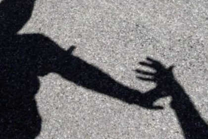 Tronditëse! Shkoi për të kontrolluar shtëpinë, 24-vjeçarja përd’h*nohet përpara syve të djalit