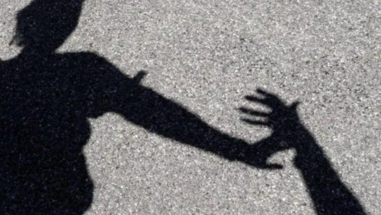 Tronditëse! Shkoi për të kontrolluar shtëpinë, 24-vjeçarja përd’h*nohet përpara syve të djalit