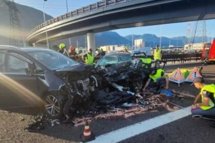 Kundravajtja u kushtoi jetën/ Aksident në autostradë, një i vd*kur dhe pesë të plagosur, mes tyre tre fëmijë...