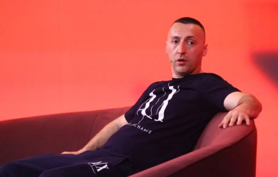 “Jam duke u martuar” G-Bani le pa fjale ndjekesit poston foto nga dasma me nusen...