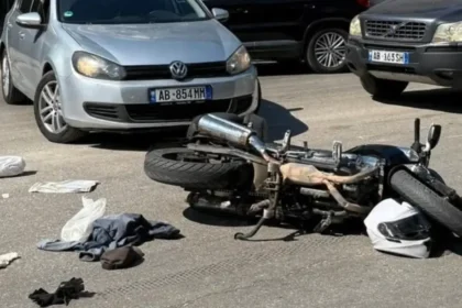 Aksident i rëndë në vend! Makina përplaset me motomjetin, një person...