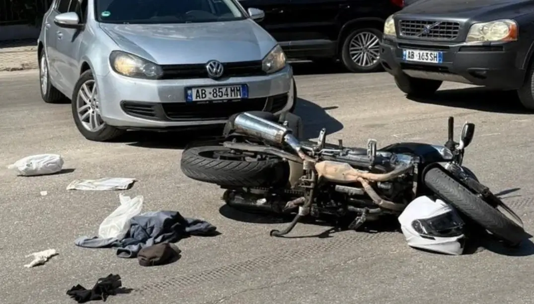 Aksident i rëndë në vend! Makina përplaset me motomjetin, një person...