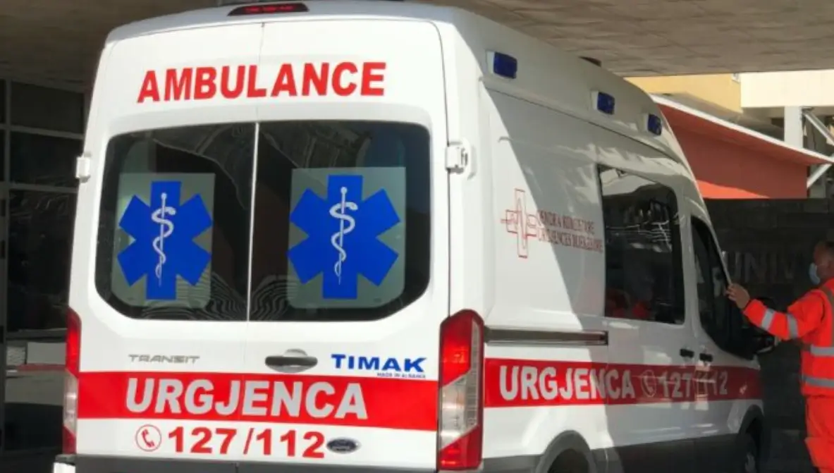 Ngjarje e rëndë/ Burri tenton vetëvr*sjen, shpëtohet nga familjarët