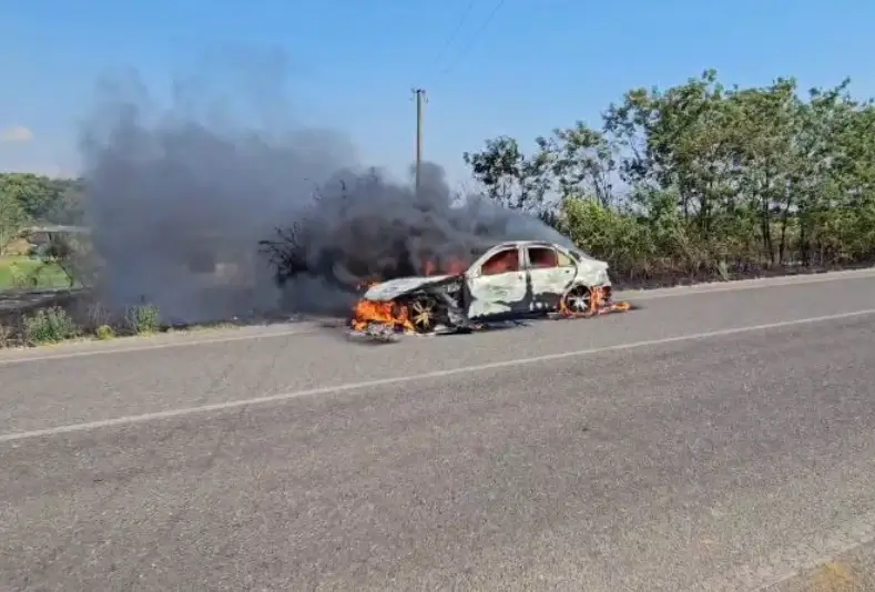 Prag tragjedie! Merr flakë automjeti gjatë lëvizjes, shpëton familja me 5 persona
