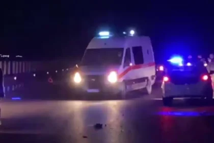 'Alo, babi ka vr*rë veten...' Ngjarje e rëndë në Tiranë, i biri gjenë të p*jetë të atin në banesë