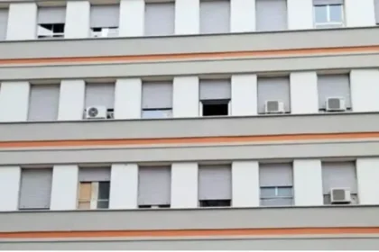 Ngjarje tronditëse! Gruaja shtatzënë hidhet nga dritarja e katit të dytë