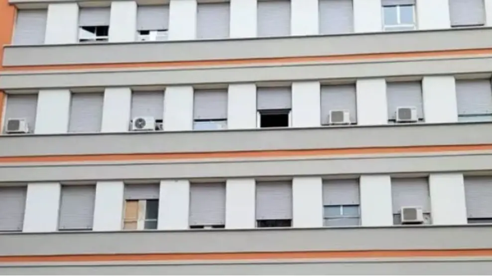Ngjarje tronditëse! Gruaja shtatzënë hidhet nga dritarja e katit të dytë