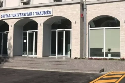 'Po më vd*s cupa, më lini ti qëndroj tek koka...' Vajza qëIIoi veten, babai i saj shoqërohet në komisariat!