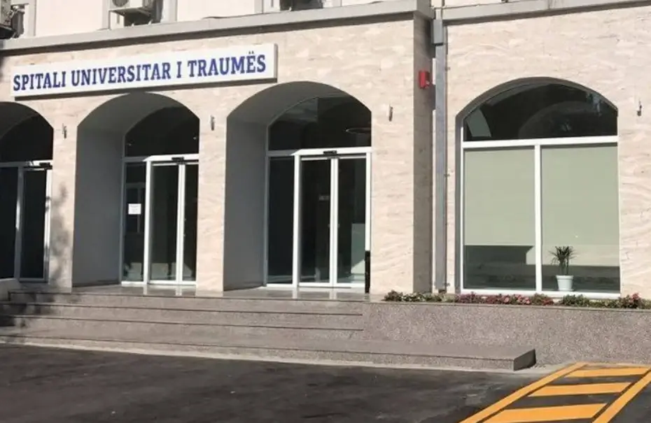 'Po më vd*s cupa, më lini ti qëndroj tek koka...' Vajza qëIIoi veten, babai i saj shoqërohet në komisariat!