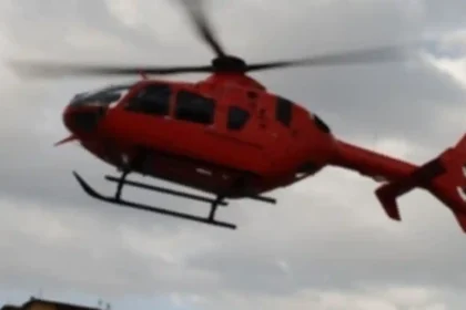 Nuk ndjehej mirë teksa po notonte në Ksamil/ 37-vjeçari transportohet me helikopter drejt Tiranë