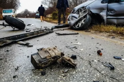 Makinat përplasen kokë më kokë, shoferi 27 vjecar përpIaset me...