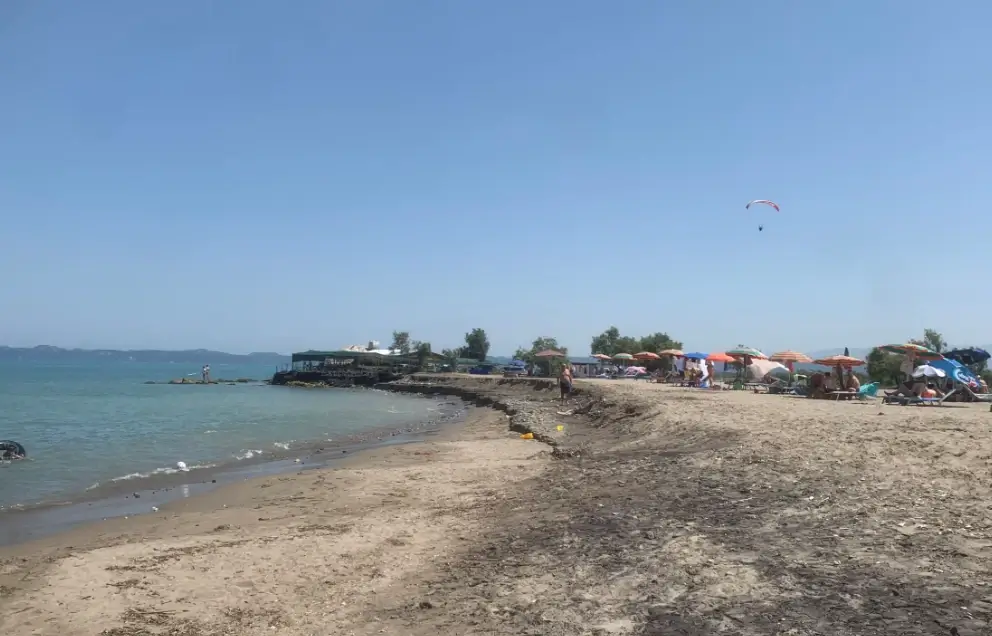 Gjyshi ngacmoi vjazën në plazh, mbesa e tij bënë REAGIMIN E PAPRITUR 'Më vjen shumë keq për...'