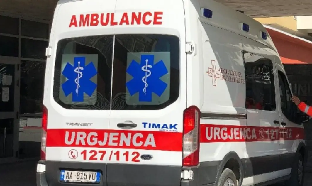 Aksident në vend! Automjeti përpIas bicikletën, 72 vjecari përfundon në spital