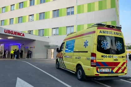 Erdhi për pushime në Shqipëri, 15 vjecari bie nga ballkoni i katit katërt dhe...