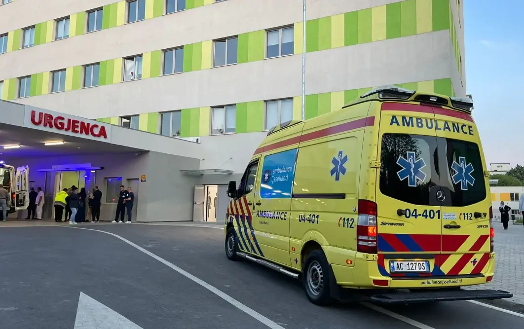 Erdhi për pushime në Shqipëri, 15 vjecari bie nga ballkoni i katit katërt dhe...