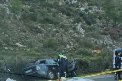 Cfarë po ndodh kështu? Makina me punonjësit përfundon në humnerë, zbardhen detaje