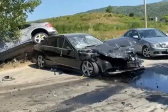 Aksident tragjik në vend! Makinat bëhen copash, humb jetën një grua. (Detaje)