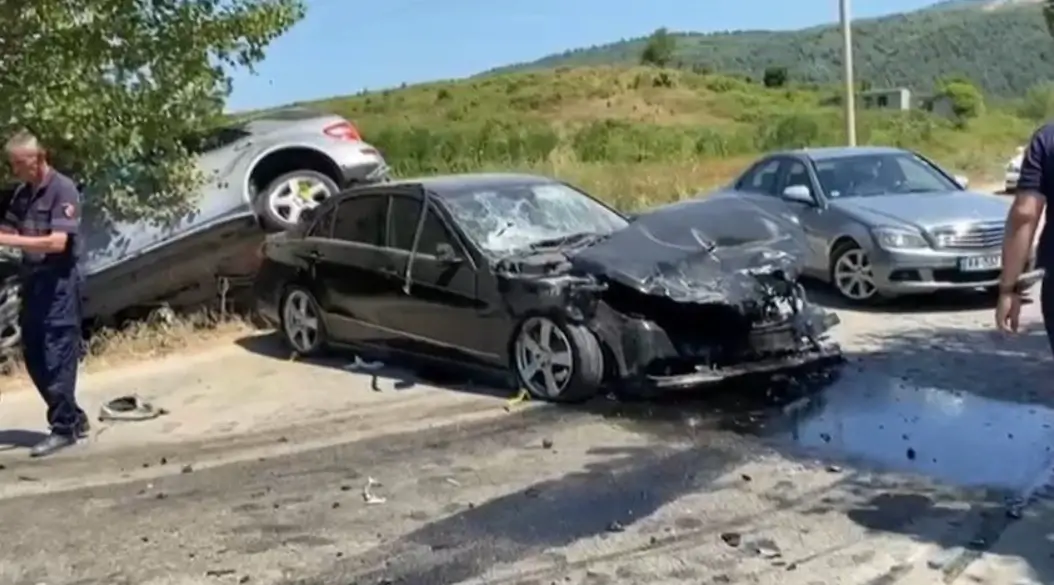 Aksident tragjik në vend! Makinat bëhen copash, humb jetën një grua. (Detaje)