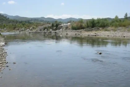 LAJM I FUNDIT/ Tragjedi! Ishin duke ruajtur bagëtitë, mbyten dy të mitur në lumë