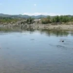 Detaje nga ngjarja e rëndë: 2 vëllezërit hynë të laheshin në lumë bashkë me nënën e tyre, më pas u...