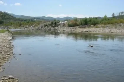 Detaje nga ngjarja e rëndë: 2 vëllezërit hynë të laheshin në lumë bashkë me nënën e tyre, më pas u...