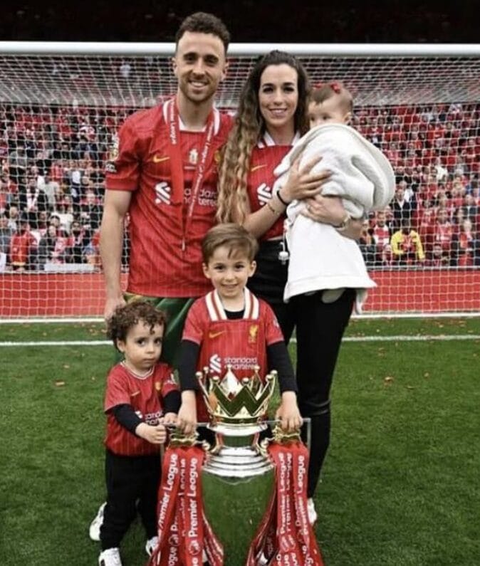 Mes lotësh dhe dhimbjes përcillet në banesën e fundit Diogo Jota, Liverpool bene gjestin prekes ndaj familjes se te ndjerit!
