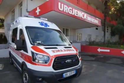 Tronditëse! U mundua ta shembte, por muri i banesës e zuri poshtë! 51 vjecari humb jetën