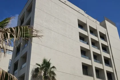 Ngjarje e rëndë në Shëngjin! Erdhi për pushime, 23 vjecari bie nga ballkoni i hotelit!