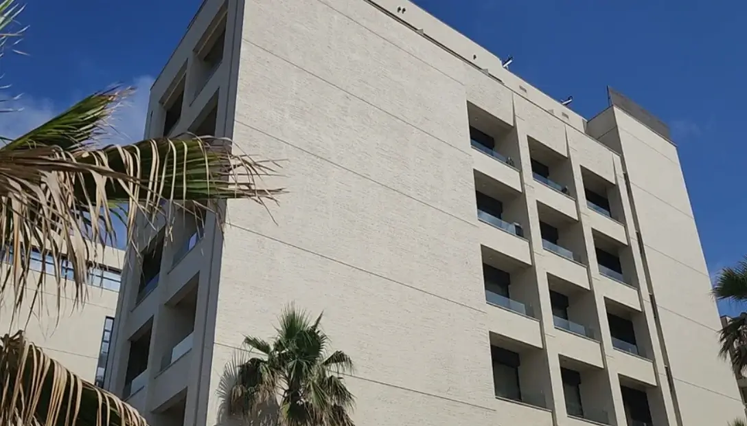 Ngjarje e rëndë në Shëngjin! Erdhi për pushime, 23 vjecari bie nga ballkoni i hotelit!