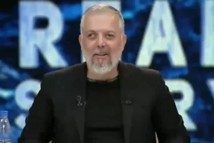 U shfaq duke puthur vajzën e tij në buzë, rrjeti shpërthen ndaj Sokol Ballës 'Sa e shëmtuar...'